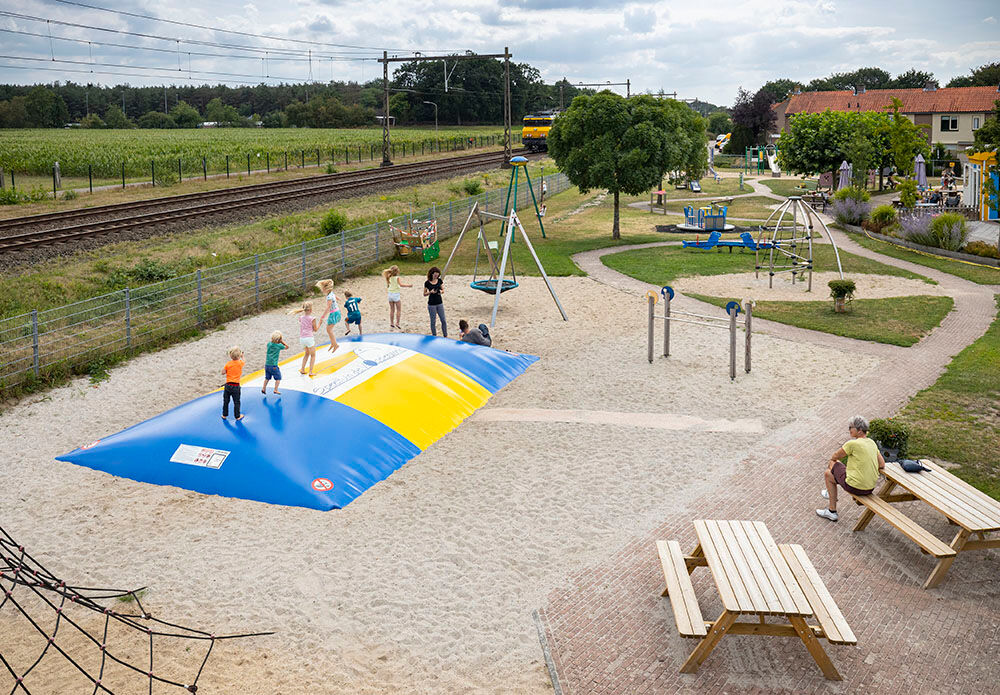 Airmountain inflável do parque de diversões do tema feito em JB Insuflaveis Portugal; especialista em itens publicitários infláveis, como montanhas aéreas personalizadas